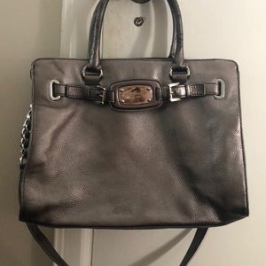 michael kors lg silver handbag / crossbody 💞